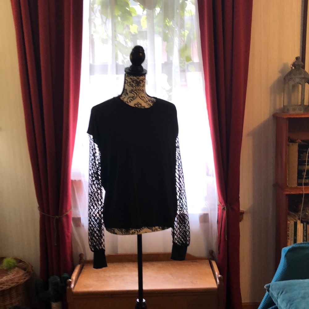 Long Fishnet Sleeve Black T-shirt